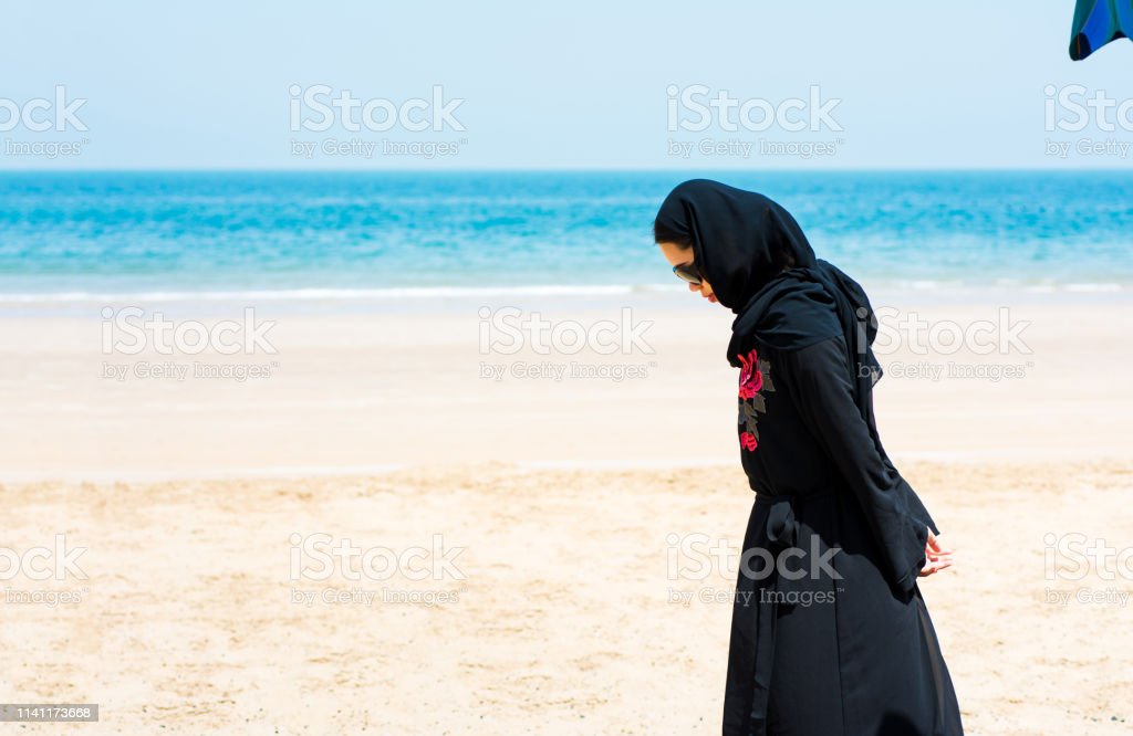 Detail Gambar Wanita Hijab Dengan Pemandangan Pantyai Nomer 29