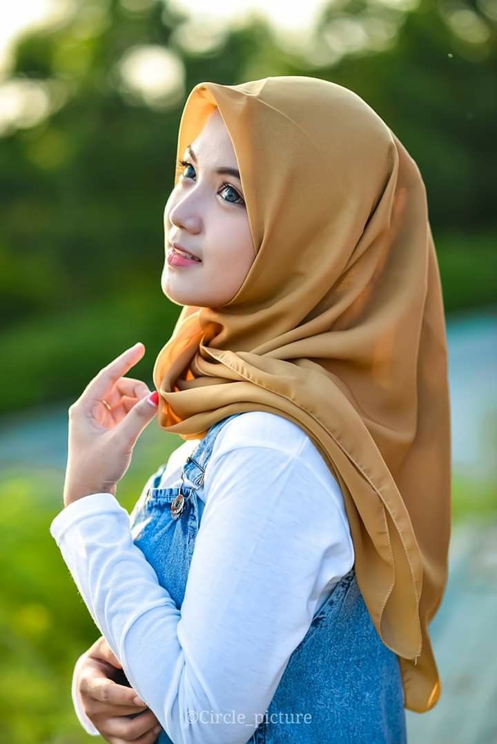 Detail Gambar Wanita Hijab Menangis Nomer 56