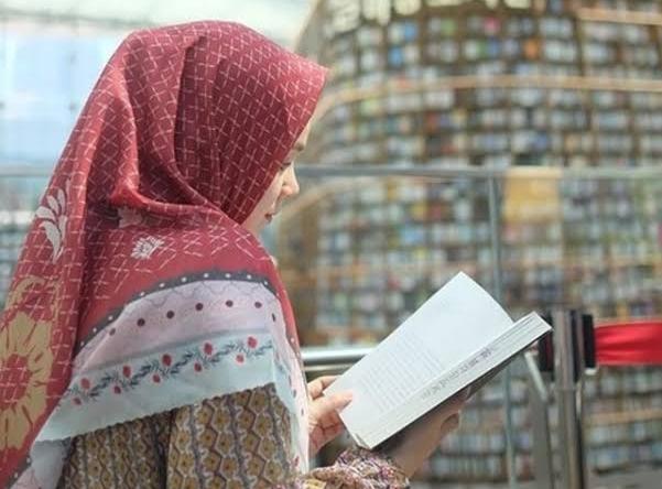 Detail Gambar Wanita Membaca Al Quran Nomer 11