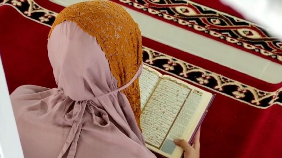 Detail Gambar Wanita Membaca Al Quran Nomer 16