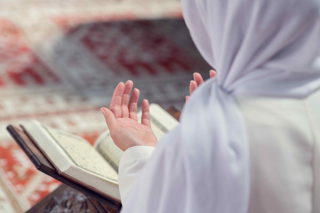 Detail Gambar Wanita Membaca Al Quran Nomer 20