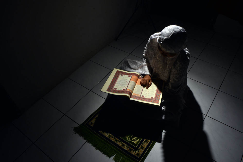 Detail Gambar Wanita Membaca Al Quran Nomer 3