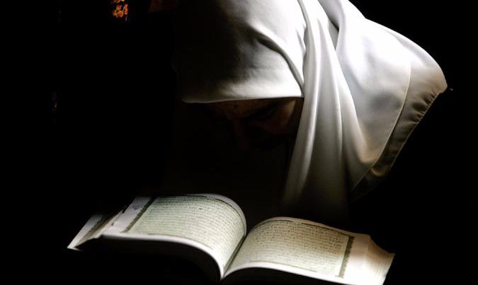 Detail Gambar Wanita Membaca Al Quran Nomer 21