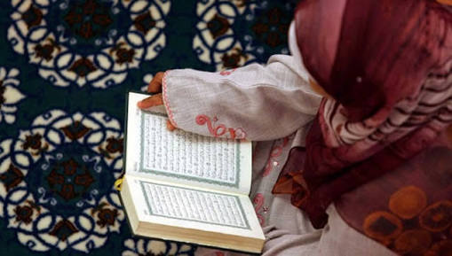 Detail Gambar Wanita Membaca Al Quran Nomer 22