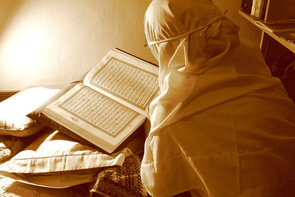 Detail Gambar Wanita Membaca Al Quran Nomer 26