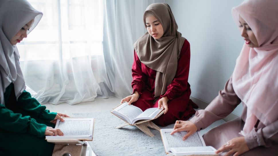 Detail Gambar Wanita Membaca Al Quran Nomer 29