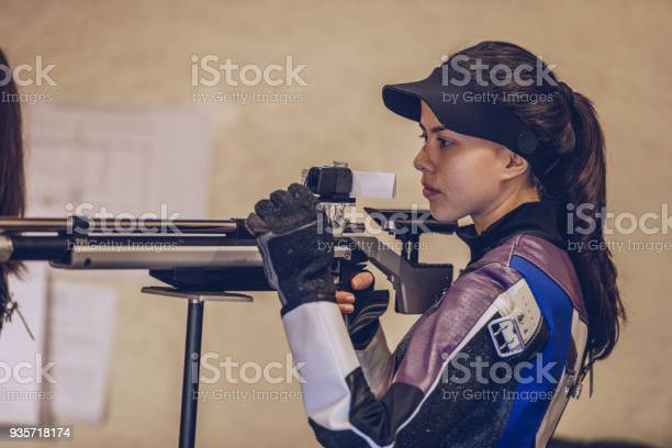 Detail Gambar Wanita Menembak Nomer 26