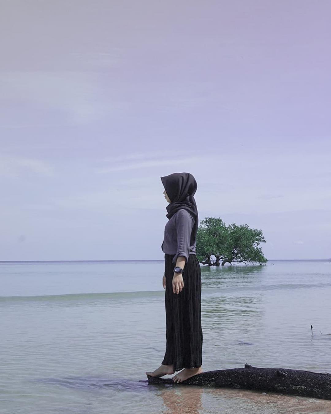 Detail Gambar Wanita Muslimah Di Pantai Nomer 11