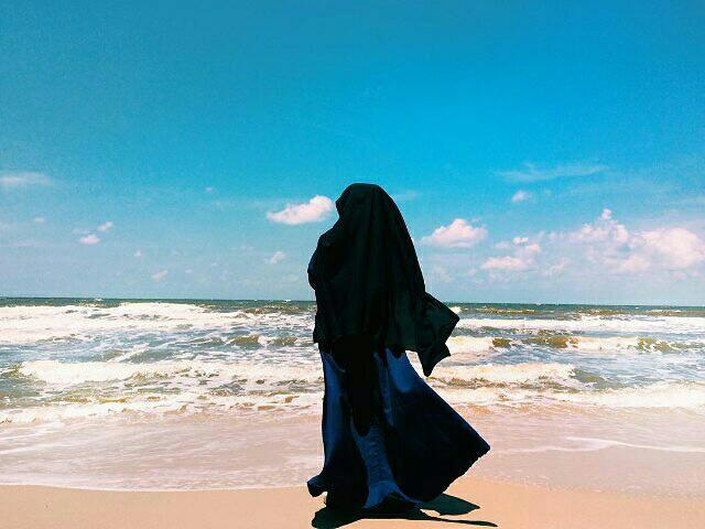 Detail Gambar Wanita Muslimah Di Pantai Nomer 21