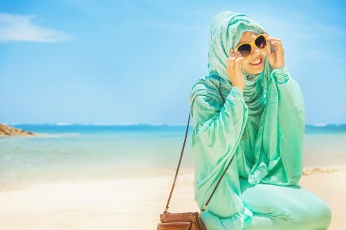 Detail Gambar Wanita Muslimah Di Pantai Nomer 38