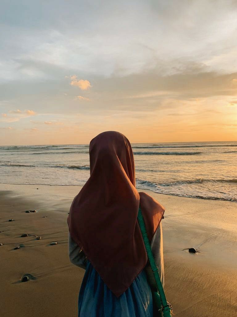 Detail Gambar Wanita Muslimah Di Pantai Nomer 5