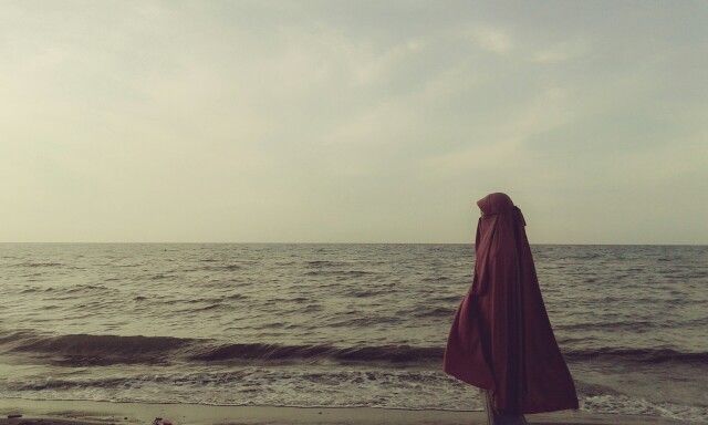 Detail Gambar Wanita Muslimah Di Pantai Nomer 6