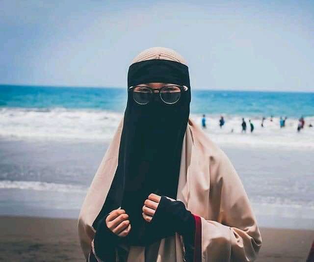 Detail Gambar Wanita Muslimah Di Pantai Nomer 51