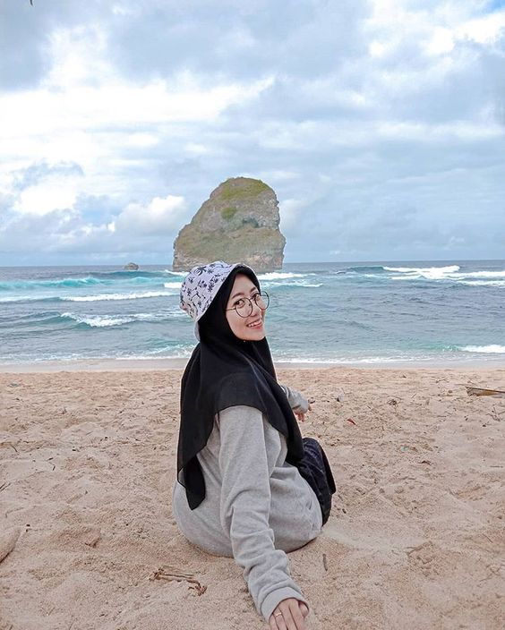 Detail Gambar Wanita Muslimah Di Pantai Nomer 54