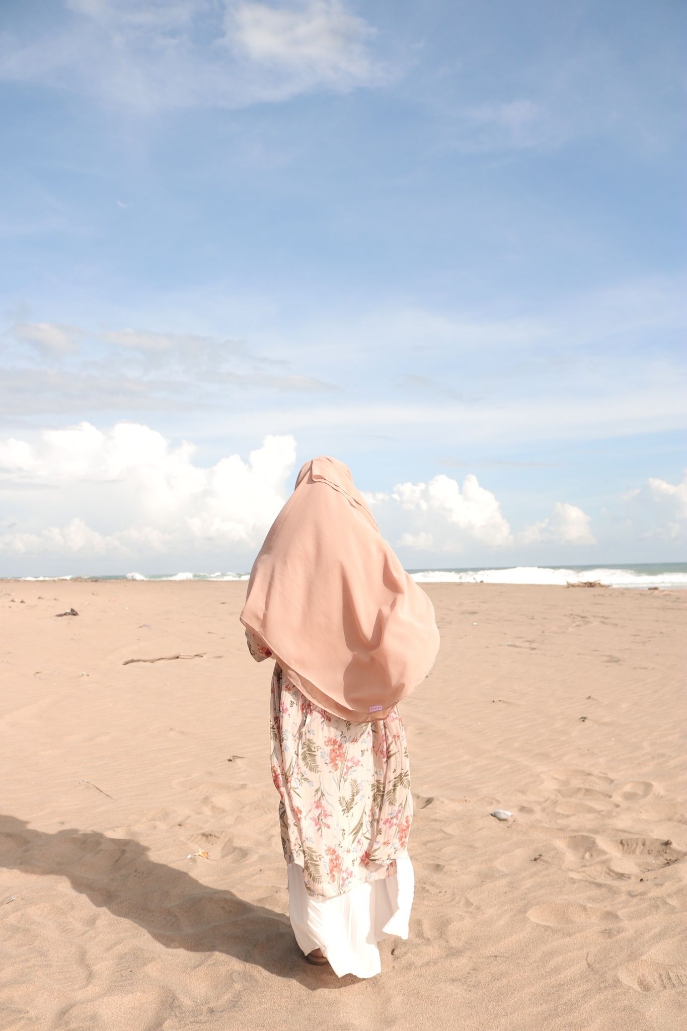 Detail Gambar Wanita Muslimah Di Pantai Nomer 8