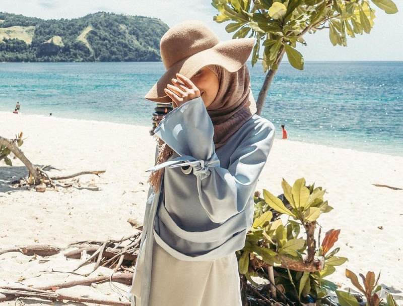 Detail Gambar Wanita Muslimah Di Pantai Nomer 10