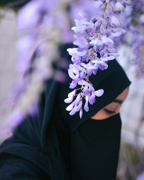 Detail Gambar Wanita Muslimah Memegang Bunga Nomer 2