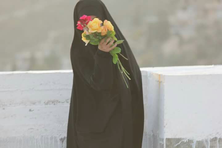 Detail Gambar Wanita Muslimah Memegang Bunga Nomer 10