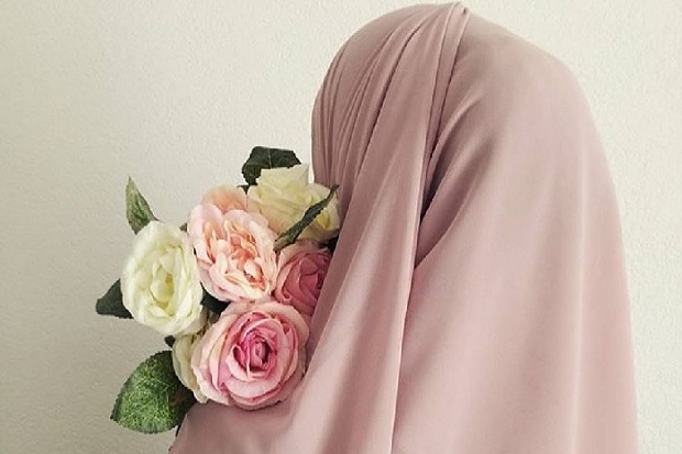 Detail Gambar Wanita Muslimah Memegang Bunga Nomer 14