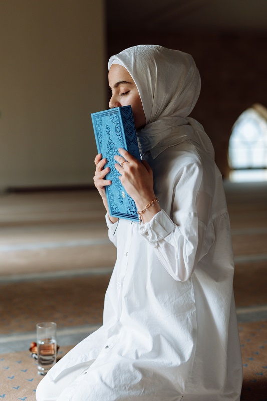 Detail Gambar Wanita Muslimah Sedang Berdoa Nomer 30