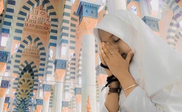 Detail Gambar Wanita Sedang Berdoa Nomer 28
