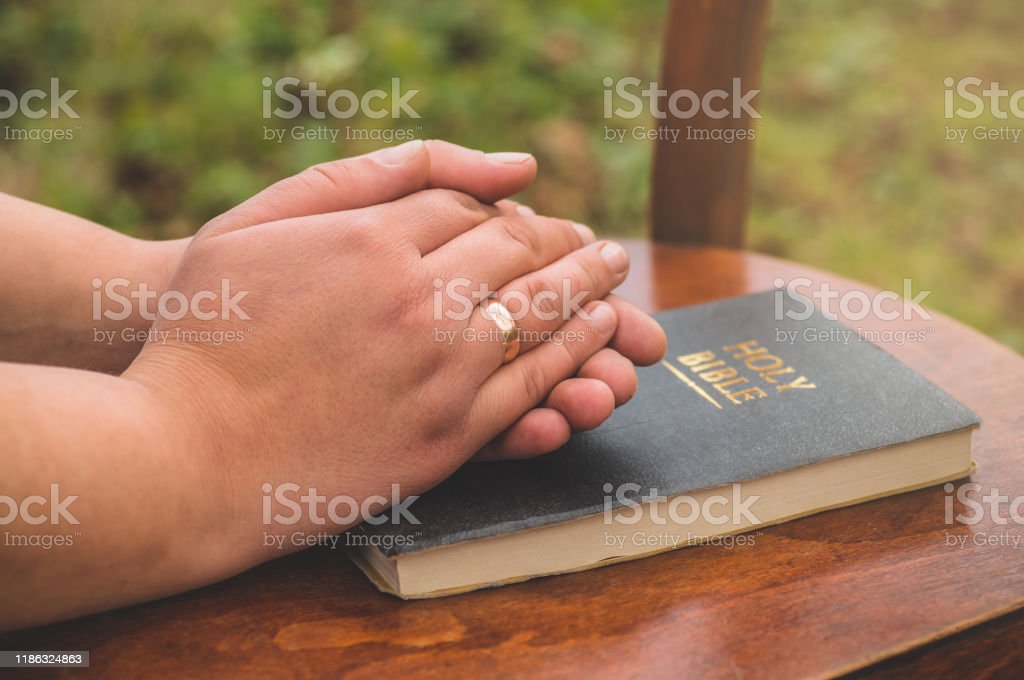 Detail Gambar Wanita Sedang Berdoa Nomer 37