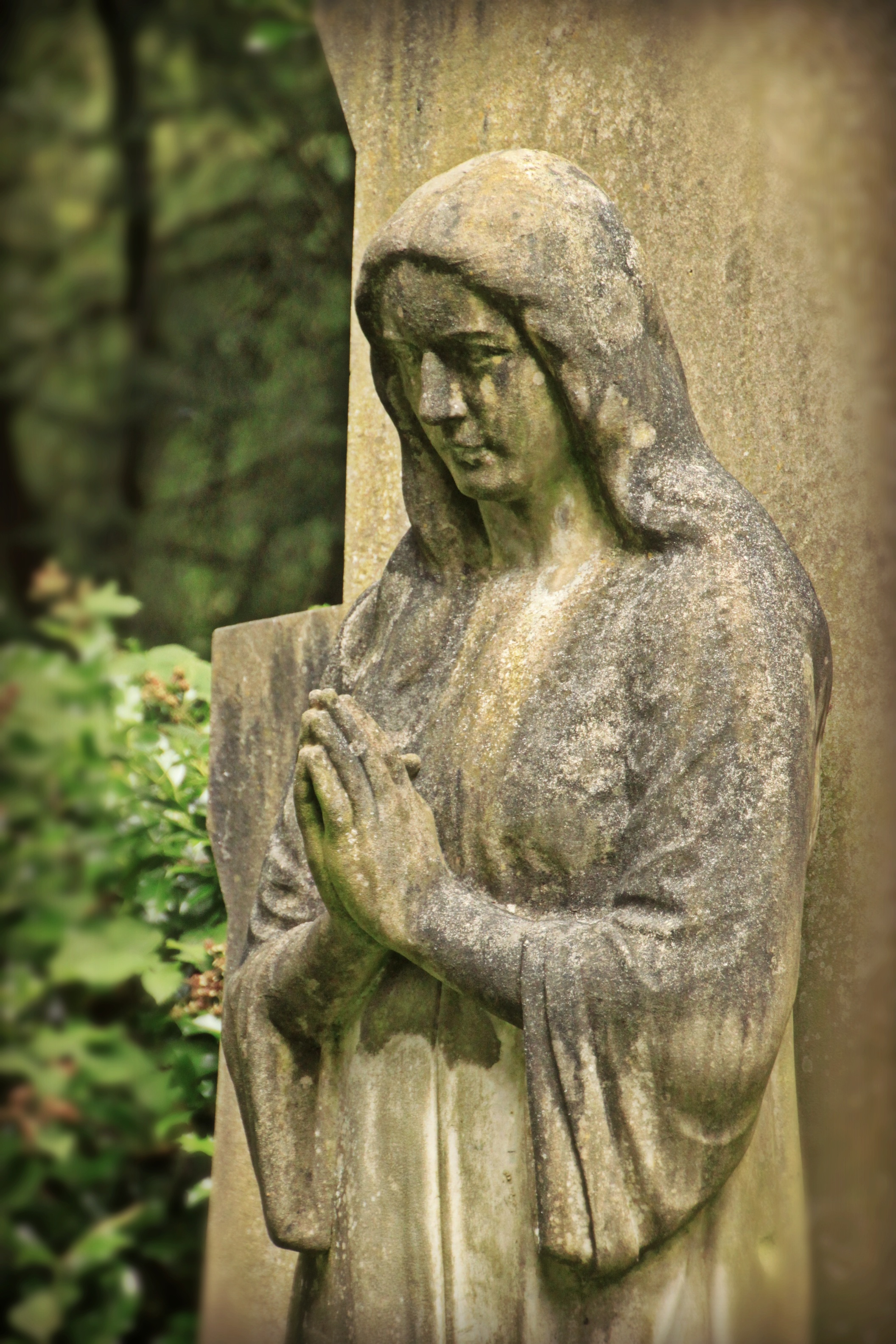 Detail Gambar Wanita Sedang Berdoa Nomer 40