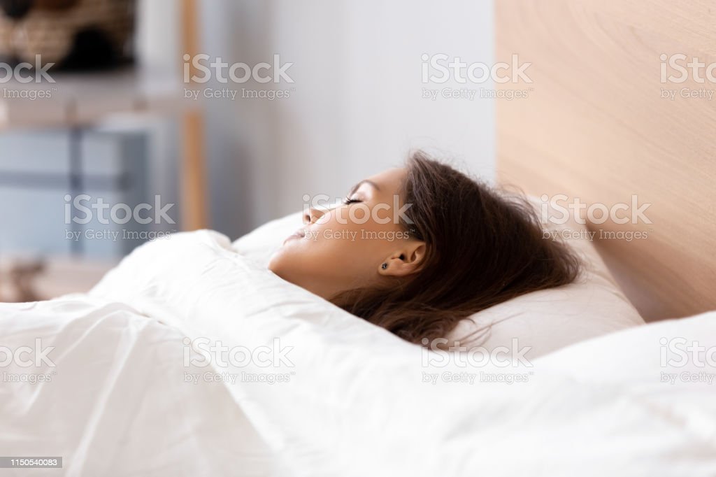 Detail Gambar Wanita Tidur Nomer 30