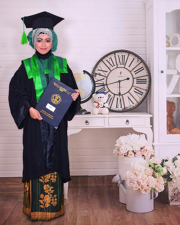 Gambar Wanita Wisuda - KibrisPDR