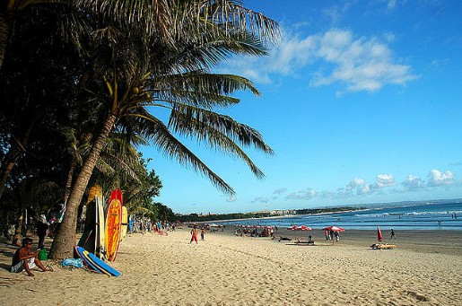 Detail Gambar Wisatawan Di Pantai Kute Bali Nomer 2