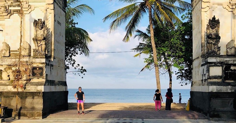 Detail Gambar Wisatawan Di Pantai Kute Bali Nomer 17