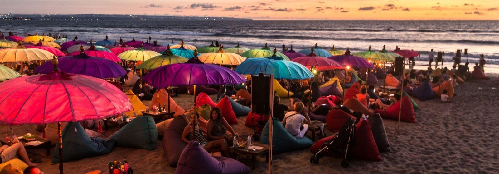 Detail Gambar Wisatawan Di Pantai Kute Bali Nomer 24