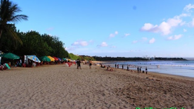 Detail Gambar Wisatawan Di Pantai Kute Bali Nomer 26