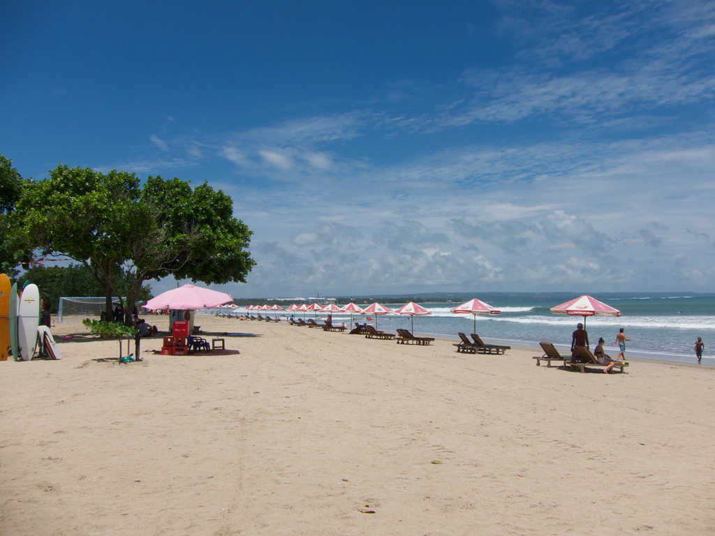 Detail Gambar Wisatawan Di Pantai Kute Bali Nomer 29