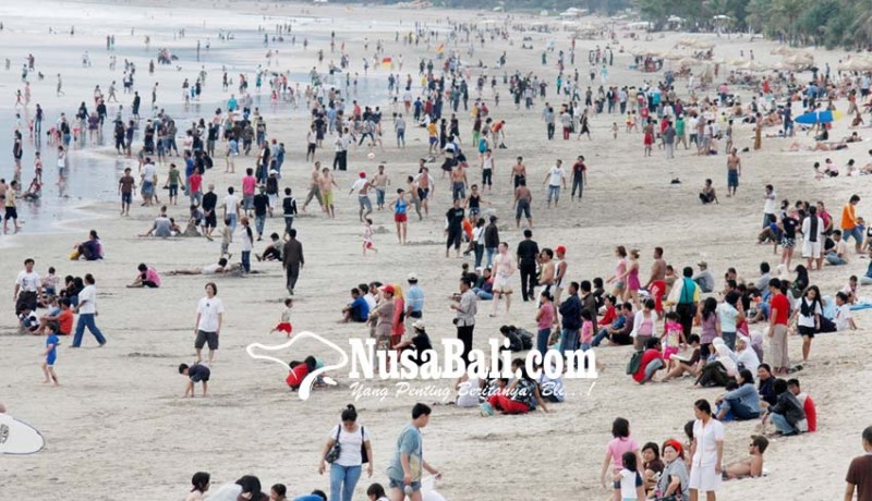 Detail Gambar Wisatawan Di Pantai Kute Bali Nomer 31