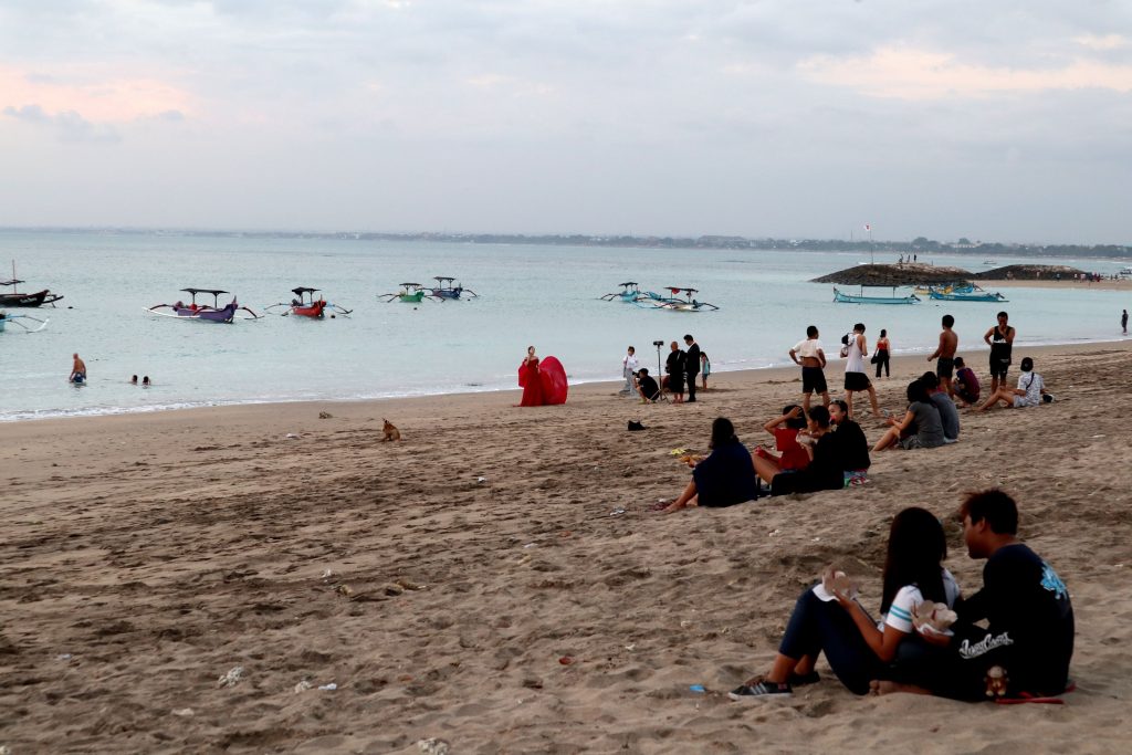 Detail Gambar Wisatawan Di Pantai Kute Bali Nomer 42