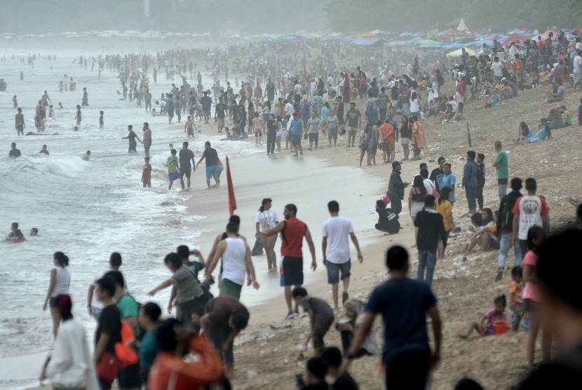 Detail Gambar Wisatawan Di Pantai Kute Bali Nomer 45