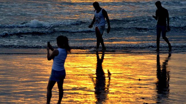 Detail Gambar Wisatawan Di Pantai Kute Bali Nomer 46