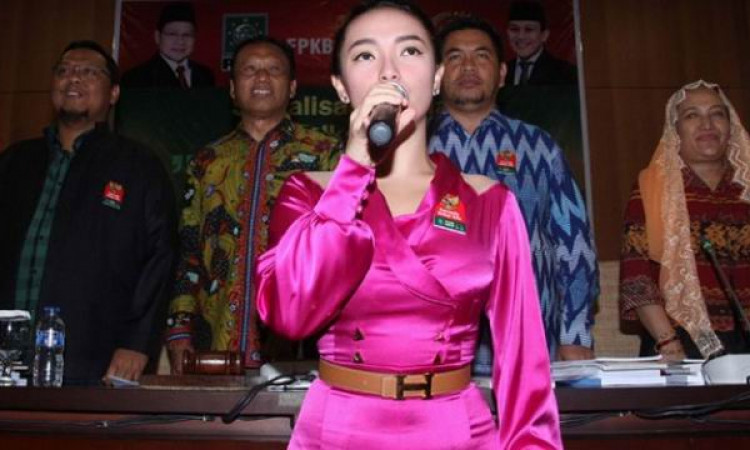 Detail Gambar Zaskia Gotik Duta Pancasila Nomer 15