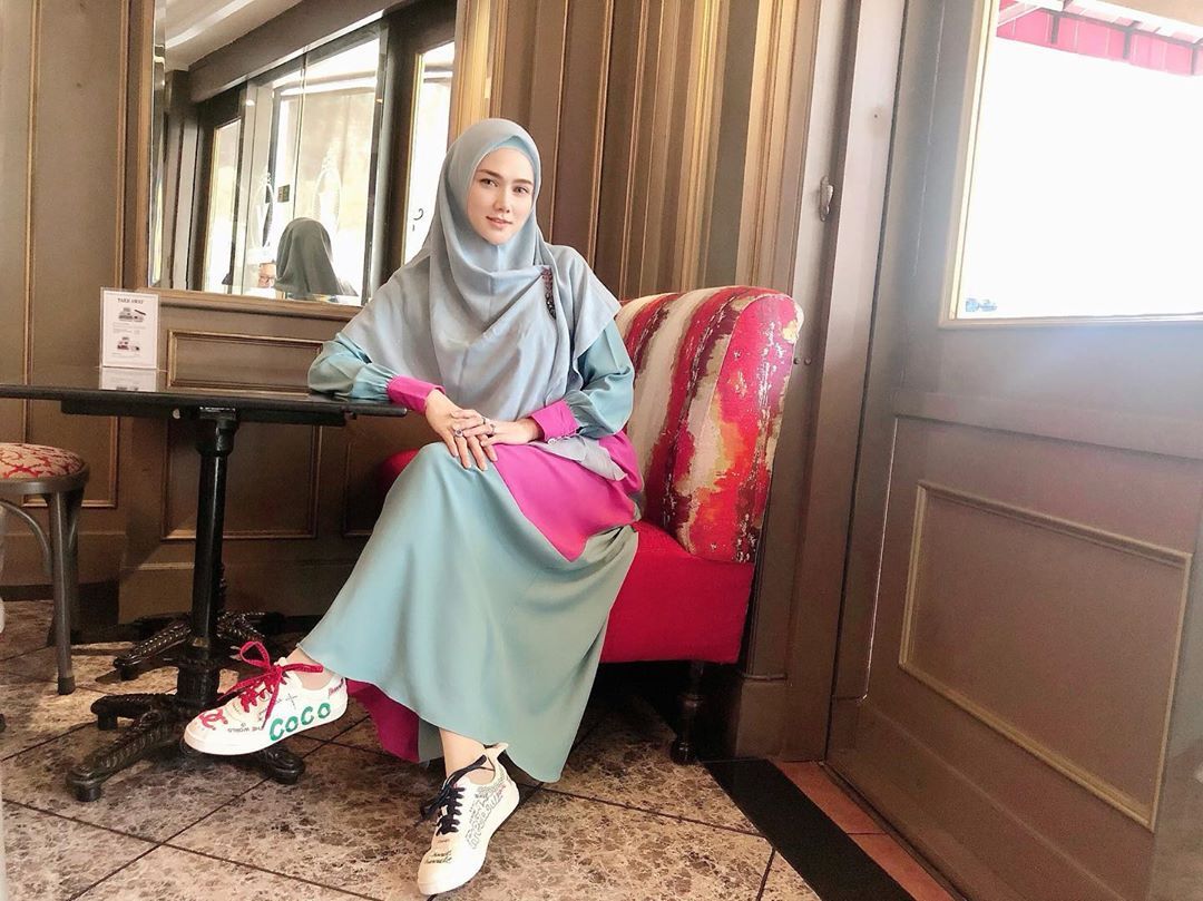 Detail Gamis Dengan Sepatu Sneakers Nomer 3