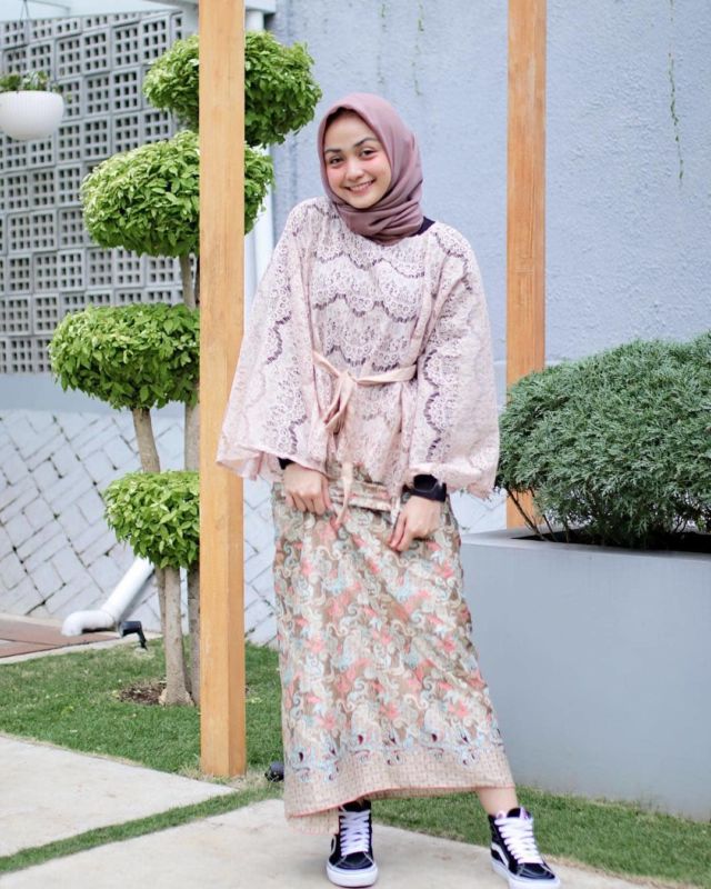 Detail Gamis Dengan Sepatu Sneakers Nomer 29