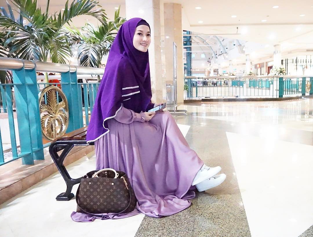 Detail Gamis Dengan Sepatu Sneakers Nomer 5