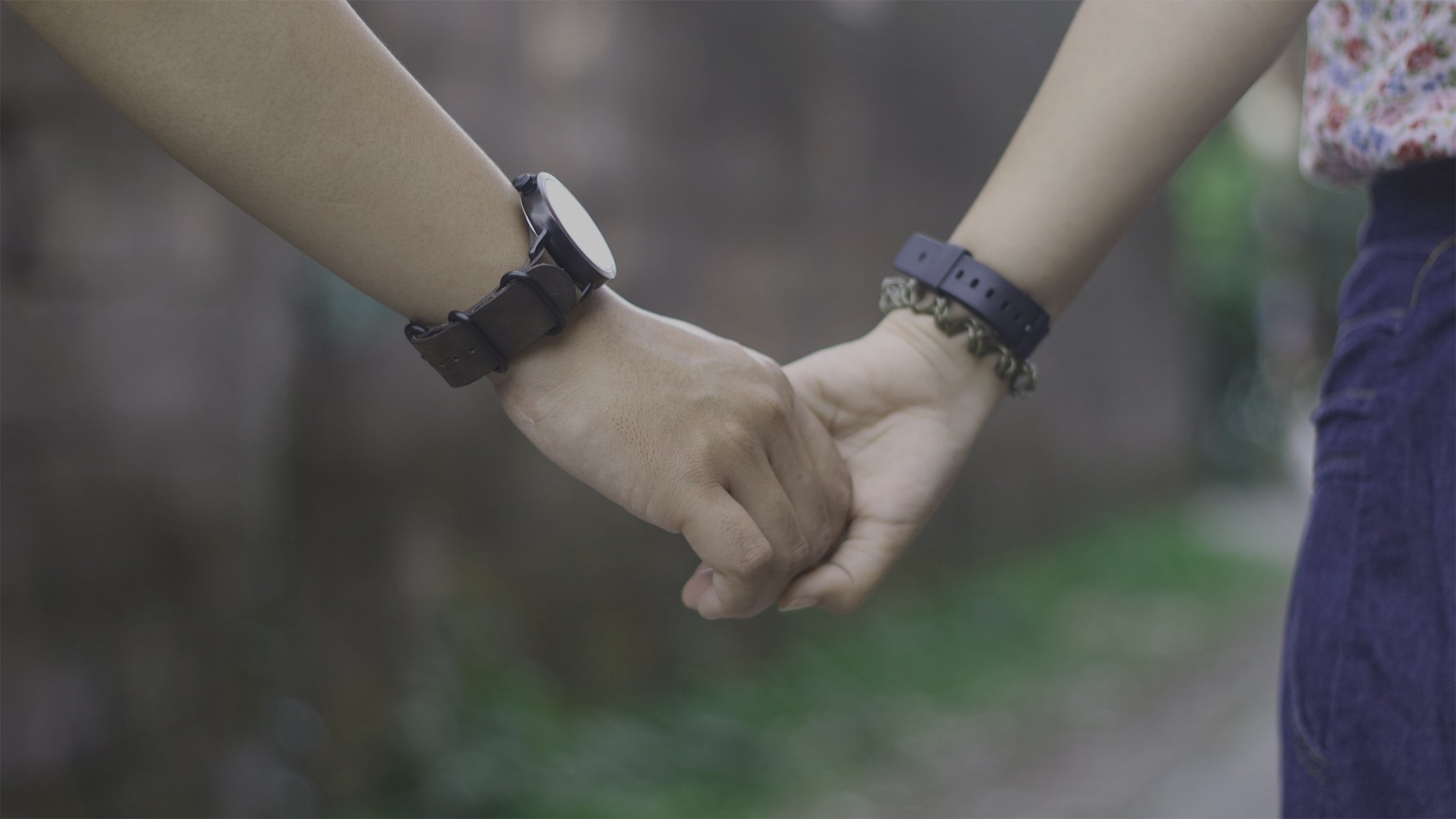 Detail Gandengan Tangan Dengan Pacar Nomer 2