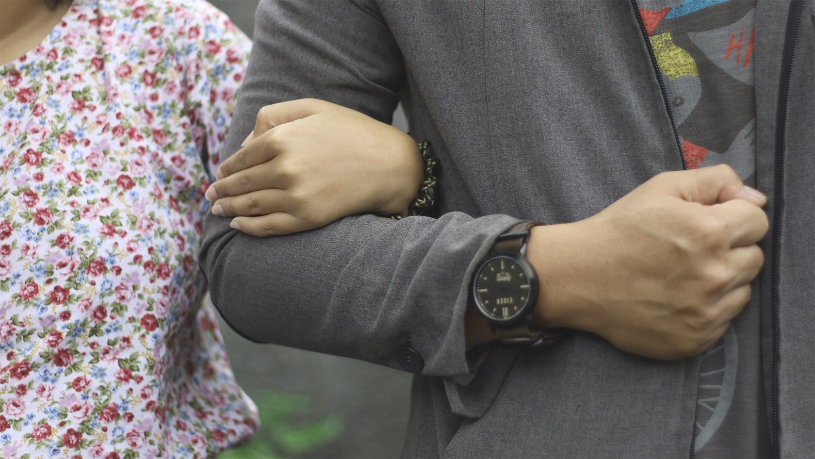 Detail Gandengan Tangan Dengan Pacar Nomer 18