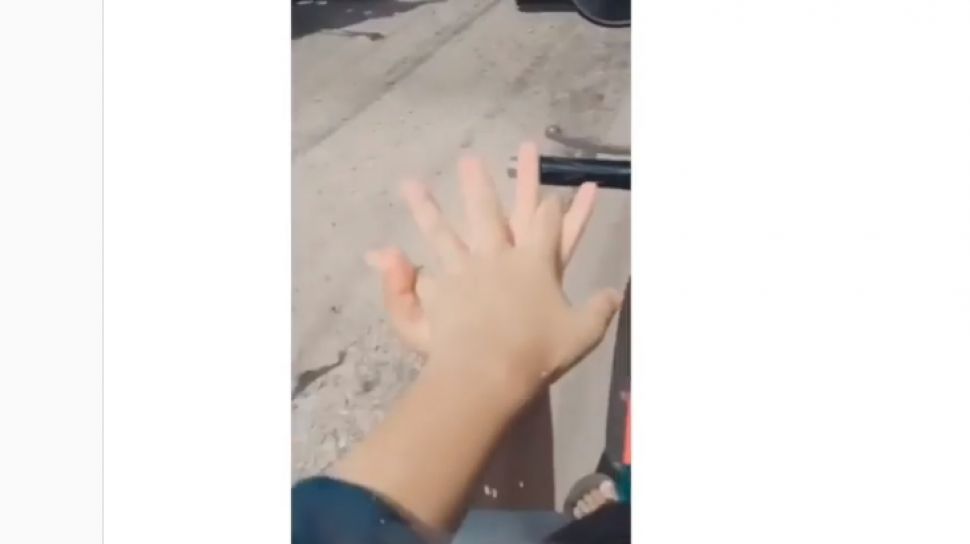 Detail Gandengan Tangan Dengan Pacar Nomer 20