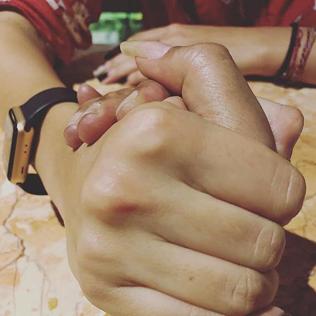 Detail Gandengan Tangan Dengan Pacar Nomer 3