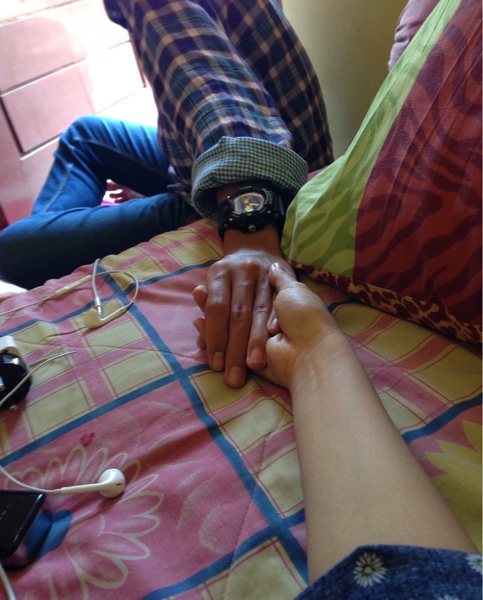 Detail Gandengan Tangan Dengan Pacar Nomer 30
