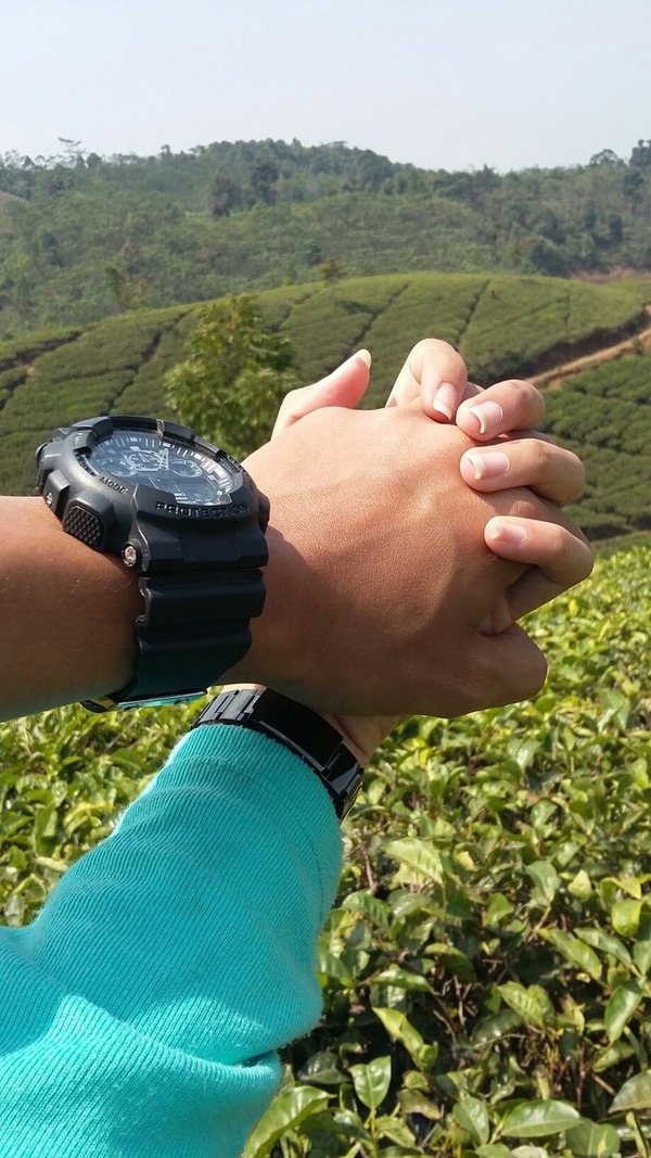 Detail Gandengan Tangan Dengan Pacar Nomer 42