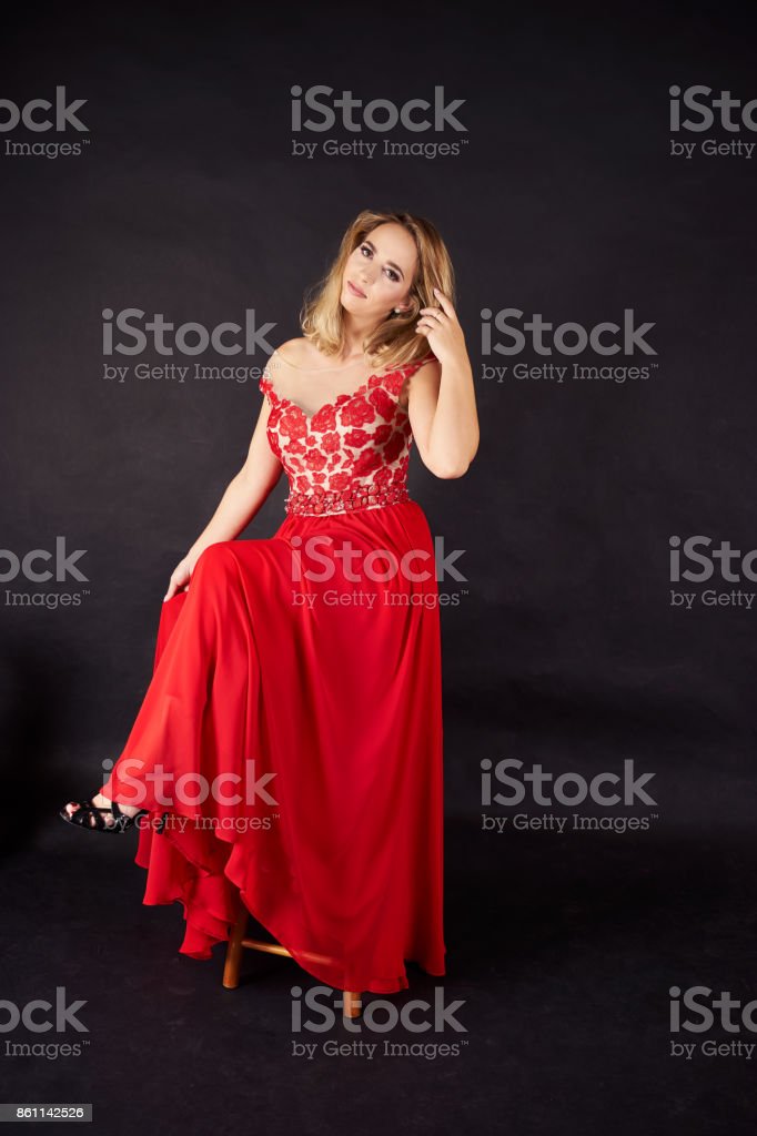 Detail Gaun Merah Panjang Nomer 48