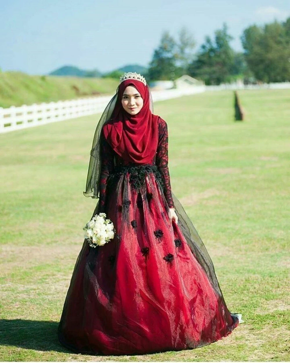 Detail Gaun Pengantin Merah Hitam Nomer 17